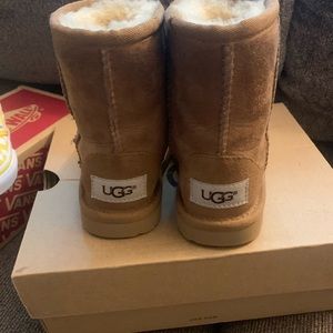 Toddler size 7 uggs